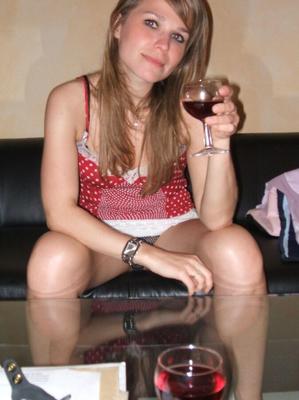 Leckere blonde haarige MILF spreizt sich