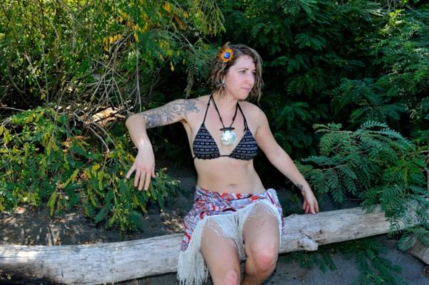 diosa hippie espirolena fetiche peludo al aire libre