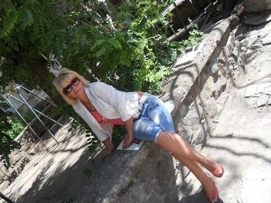 Incroyable MILF blonde russe maigre posant