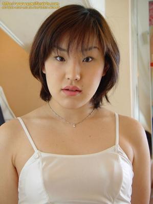 Runa, asiatisches Teen, haarige Muschi, Sahne