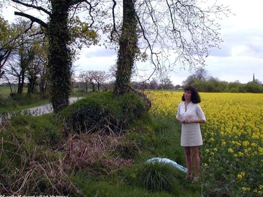 Französische Nadine Sexy französische Exhibitionistin – Nackt auf einem Feld