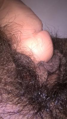 Hairy JoyTwoSex se baise avec un gros jouet