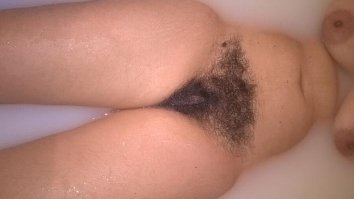 JoyTwoSex peludo em banho de leite