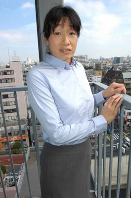 La MILF japonaise Chie Kaneko se déshabille, se douche et baise