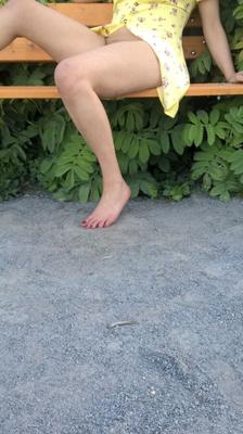 Hairy JoyTwoSex clignotant dans un parc public