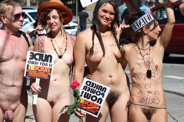 Manifestantes desnudos americanos demuestran desnudos públicos