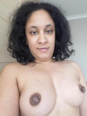 Femme indienne poilue aux gros tétons