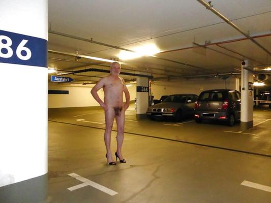 Haariger Exhibitionist in der Tiefgarage