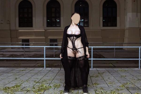 yo- exhibant mes seins et ma chatte poilue à Vienne II