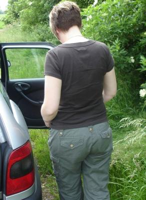 Femme avec un buisson plein