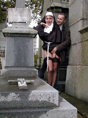 Nadine française sexy exhibitionniste française - nonne du cimetière