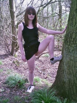 Donna se met nue dans les bois