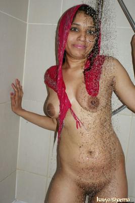 MILF INDIA BAÑO Y MOSTRANDO DESNUDA