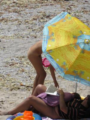 MILF poilue sur la plage