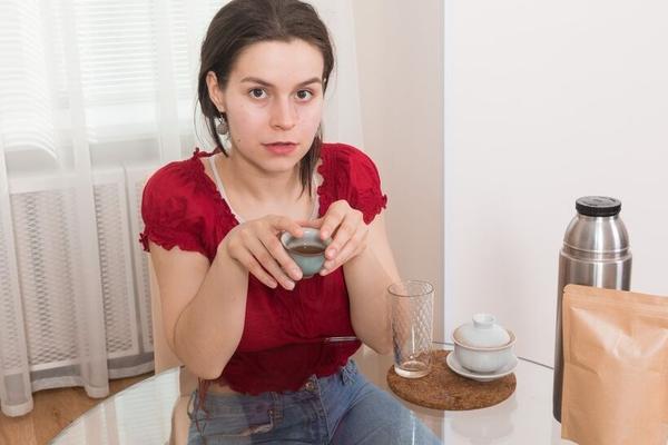 Ole Nina - Red shirt, denim pants