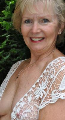 Ma grand-mère est une crieuse et j'aime chaque minute de notre sexe