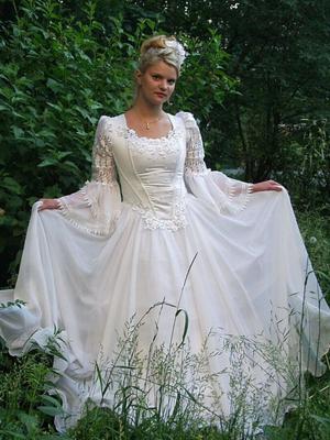 Bride posing with mom