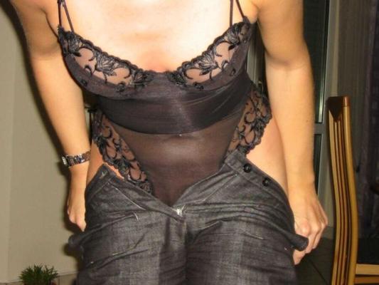 MILF blonde maigre avec une belle chatte poilue