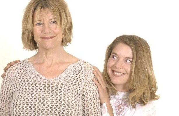 Mamá e hija posando en el estudio.