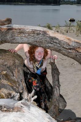 déesse hippie firecat rousse très pâle fétiche poilue en extérieur