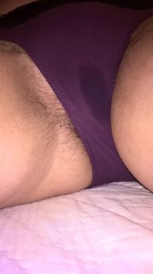 Peludo joytwosex mojado en bragas moradas