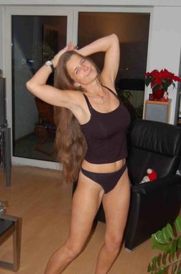 Katrin, une MILF maigre, et ses gros seins flasques