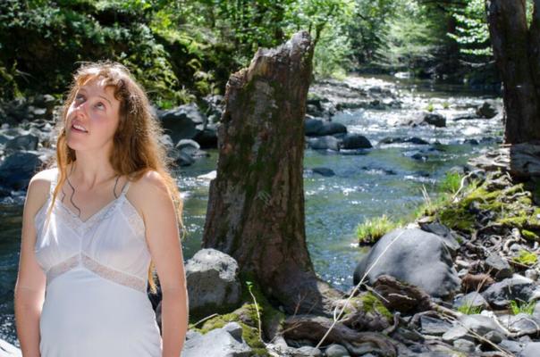 Rousse poilue au bord de la rivière - beaucoup de lèvres écartées