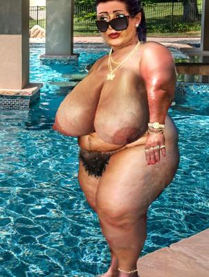 BBW haarige Hausfrau draußen am Pool