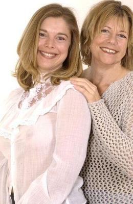 Mamá e hija posando en el estudio.