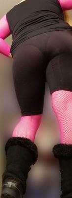 Frau Evelyn in einem rosa Netz-Bodystocking