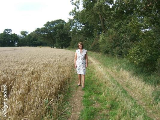 Kelly flowered dress in the countryside