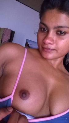 Fille indienne avec une chatte poilue