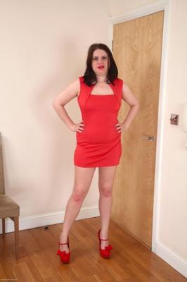 Kayleigh - Robe rouge et talons