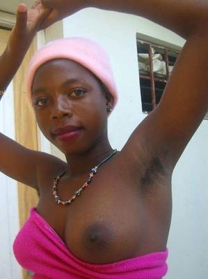 Davlina chica haitiana negra con un top halter rosa