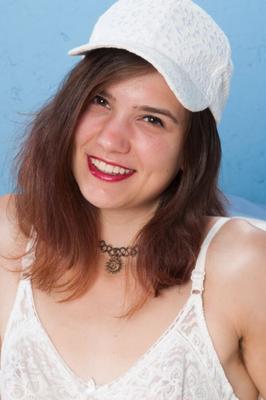 Aislynn se quita la gorra blanca y la lencería