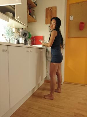 Menina amadora asiática na cozinha