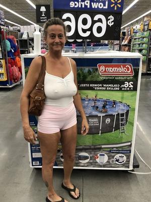 Leslie Walmart posant contre la cellulite, ses seins tombants et ses longs tétons